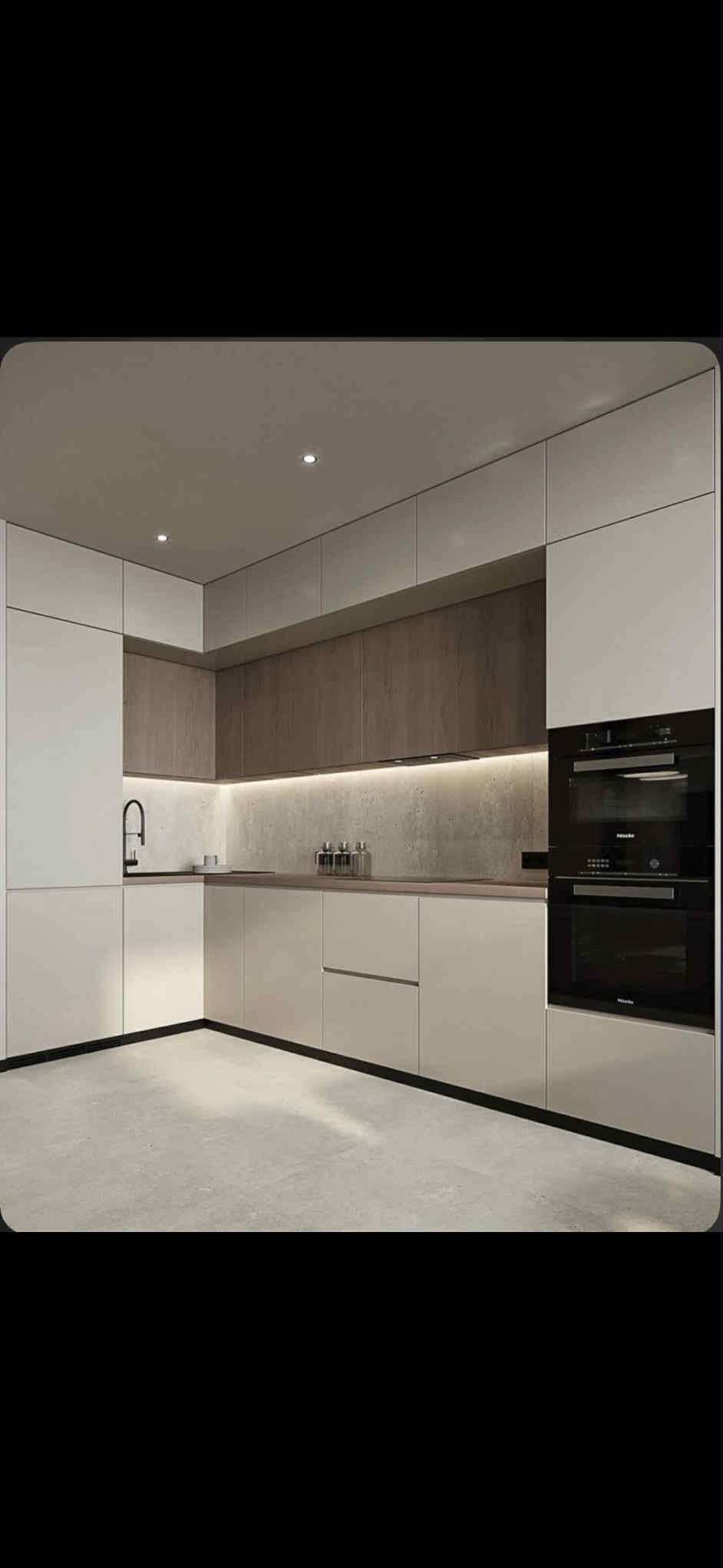 Nowoczesna kuchnia w kształcie litery L z białymi i drewnianymi frontami, oświetleniem LED pod szafkami i sprzętem AGD marki Miele. Minimalistyczny design.