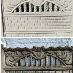 Płyta ogrodzeniowa z betonu: górna część wyczyszczona, dolna pokryta brudem i mchem. Widoczne zdobienia z motywem winogron i imitacją muru z cegły.