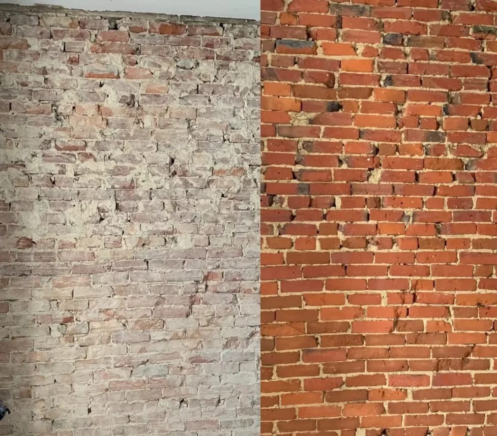 Ceglana ściana: lewa strona przed, pokryta zabrudzeniami i resztkami farby, prawa strona po, odsłonięta, z widoczną czerwoną cegłą i fugami.