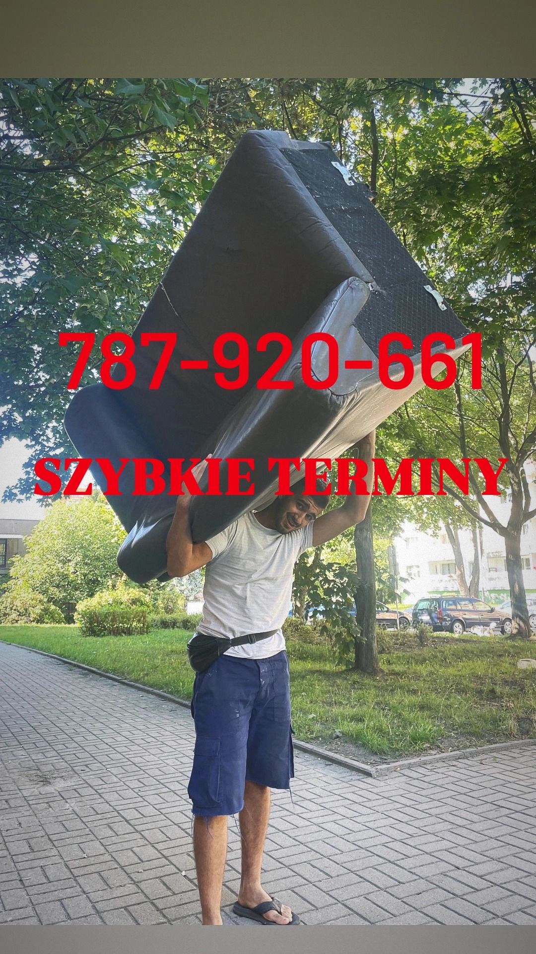Mężczyzna niesie na plecach ciemną kanapę na tle zieleni. Widoczne dane kontaktowe i napis 'Szybkie terminy'.