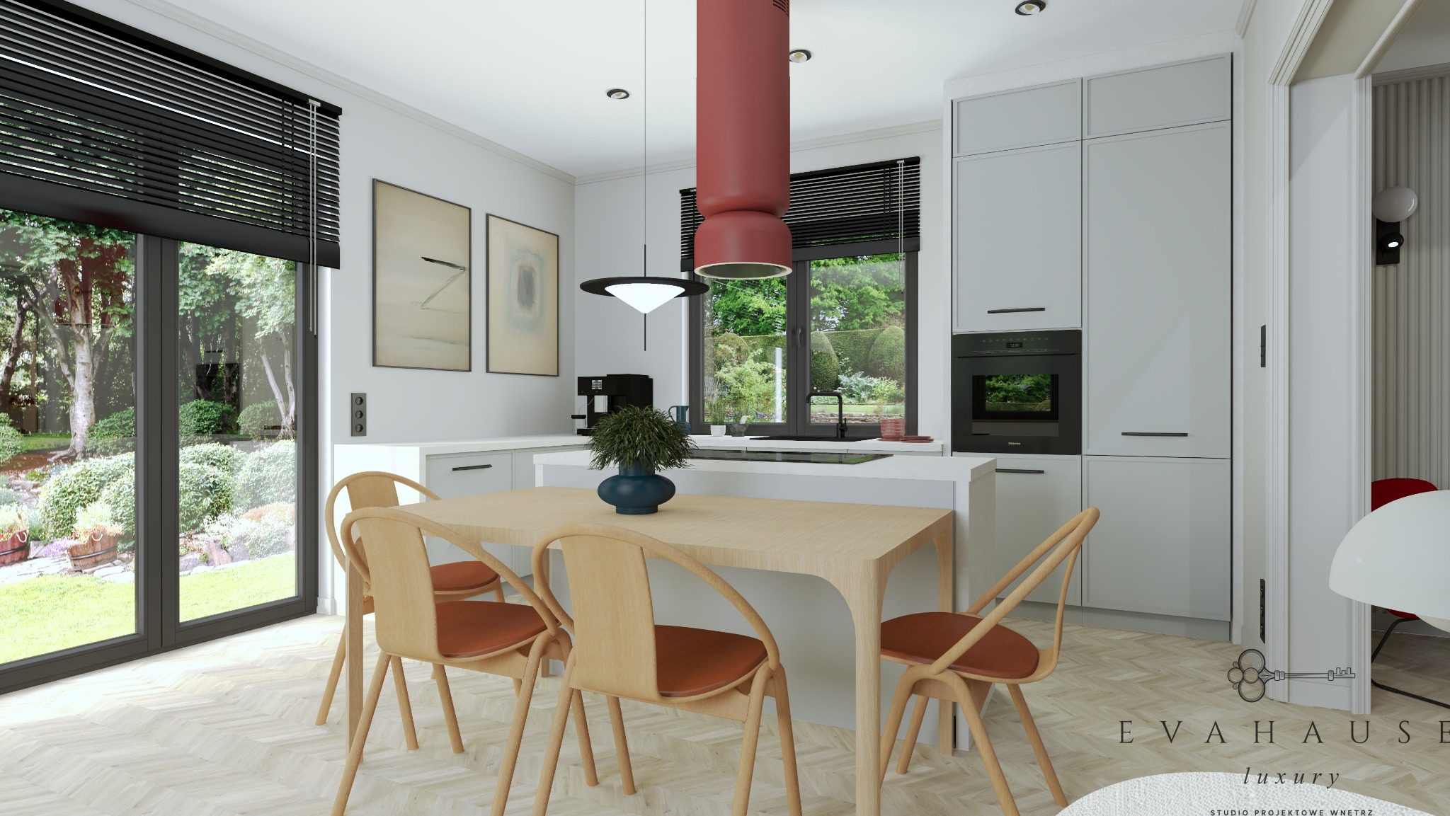 Nowoczesna kuchnia z wyspą i drewnianym stołem. Czerwony okap cylindryczny nad płytą. Duże okno z widokiem na ogród. Parkiet w jodełkę. Minimalistyczne obrazy na ścianie.