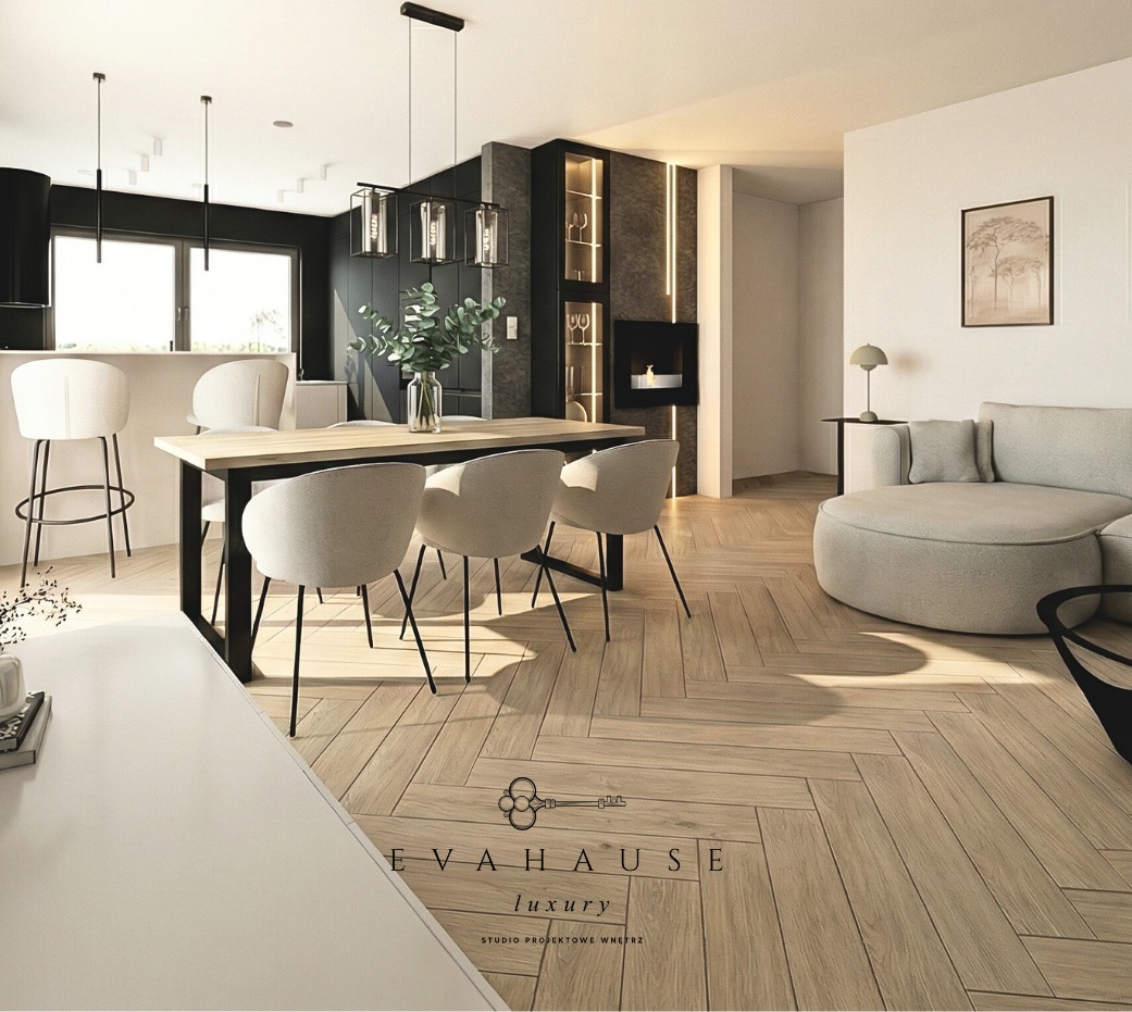 Nowoczesne wnętrze: jadalnia z drewnianym stołem i krzesłami na tle salonu z sofą i parkietem ułożonym w jodełkę. Minimalistyczne oświetlenie i dekoracje.