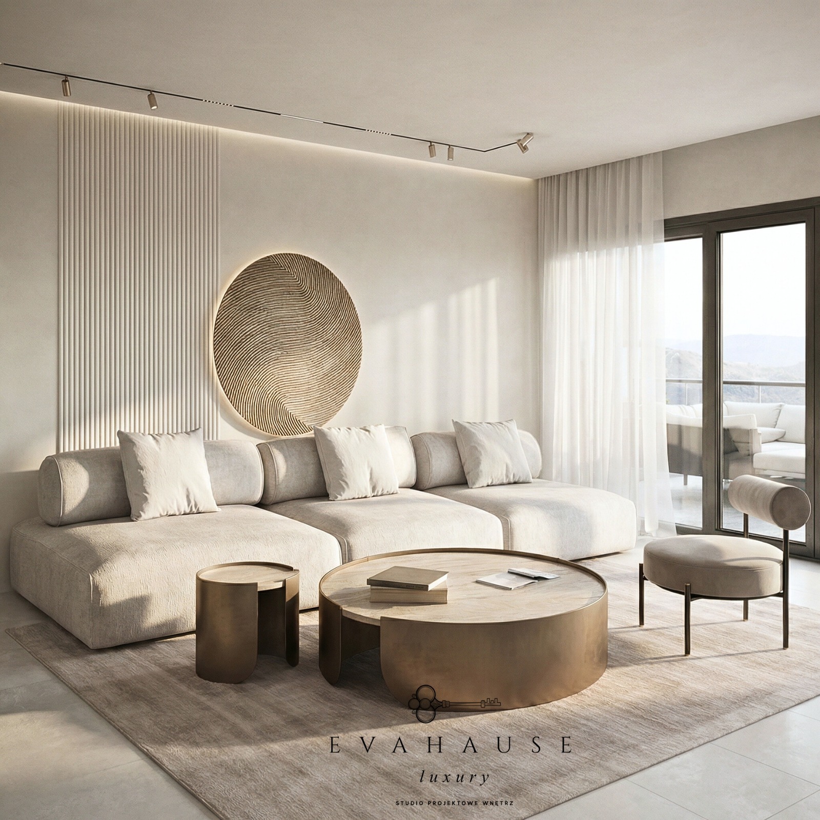 Beżowe wnętrze salonu z modułową sofą, okrągłym stolikiem kawowym i dekoracyjnym panelem ściennym. Minimalistyczny design z subtelnym oświetleniem i widokiem na zewnątrz.