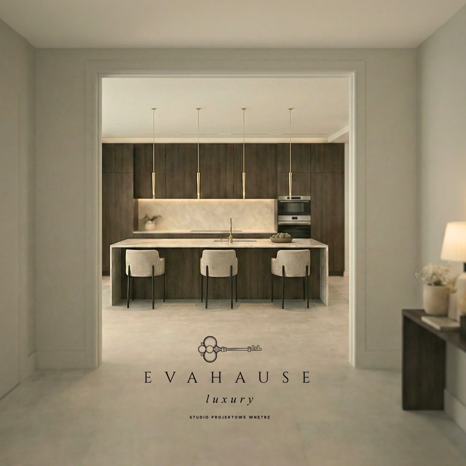 Elegancka kuchnia z wyspą i trzema hokerami, widoczna przez przejście w ścianie. Minimalistyczne lampy wiszące, ciemne drewniane szafki. Projekt wnętrza w neutralnej kolorystyce.