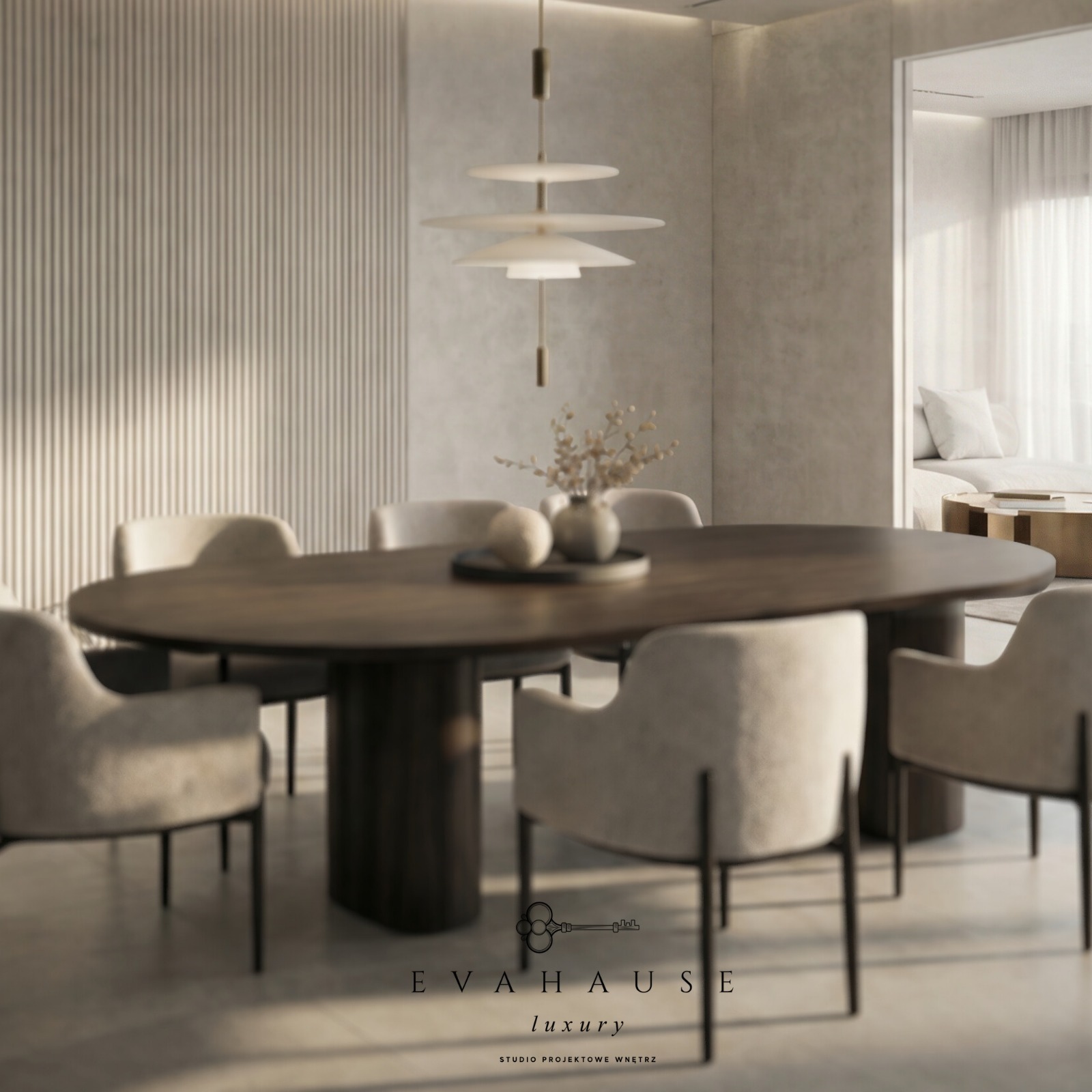 Beżowa jadalnia z owalnym stołem i krzesłami w stylu modern classic. W tle widać salon z sofą. Całość w stonowanej kolorystyce, oświetlona wiszącą lampą.
