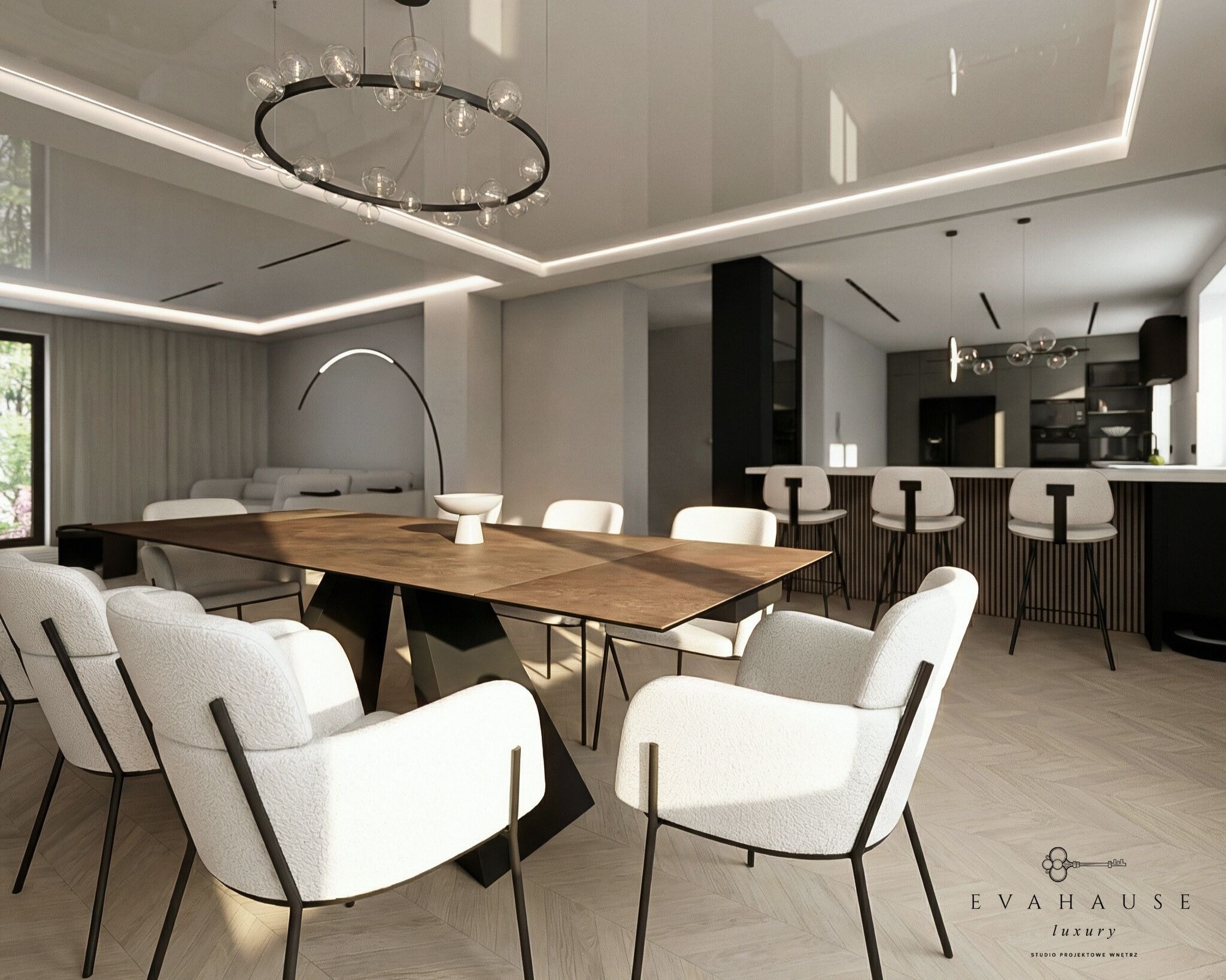 Elegancka jadalnia z drewnianym stołem, białymi krzesłami i nowoczesnym oświetleniem. W tle widoczna kuchnia z barkiem i hokerami. Całość w jasnej, stonowanej kolorystyce.