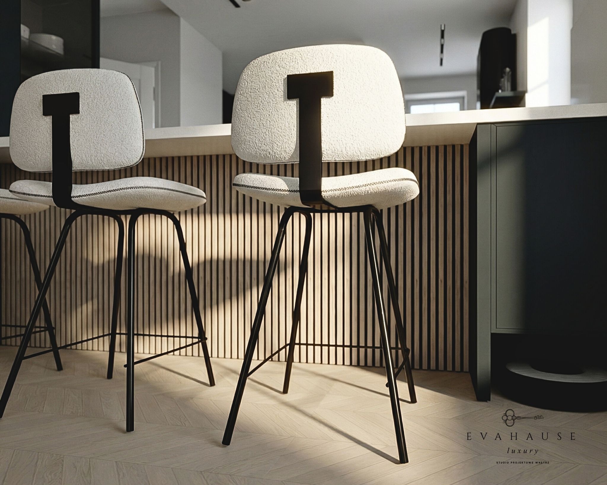 Dwa nowoczesne krzesła barowe z tapicerką boucle i czarnymi metalowymi nogami, ustawione przy blacie w kuchni z drewnianą okładziną i parkietem w jodełkę.