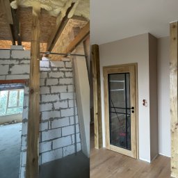 ArturAna - Porównanie stanu surowego i wykończonego wnętrza: ściana z bloczków obok drewnianych drzwi z szybą, drewniana podłoga, beżowe ściany. Widoczne drewniane słupy.