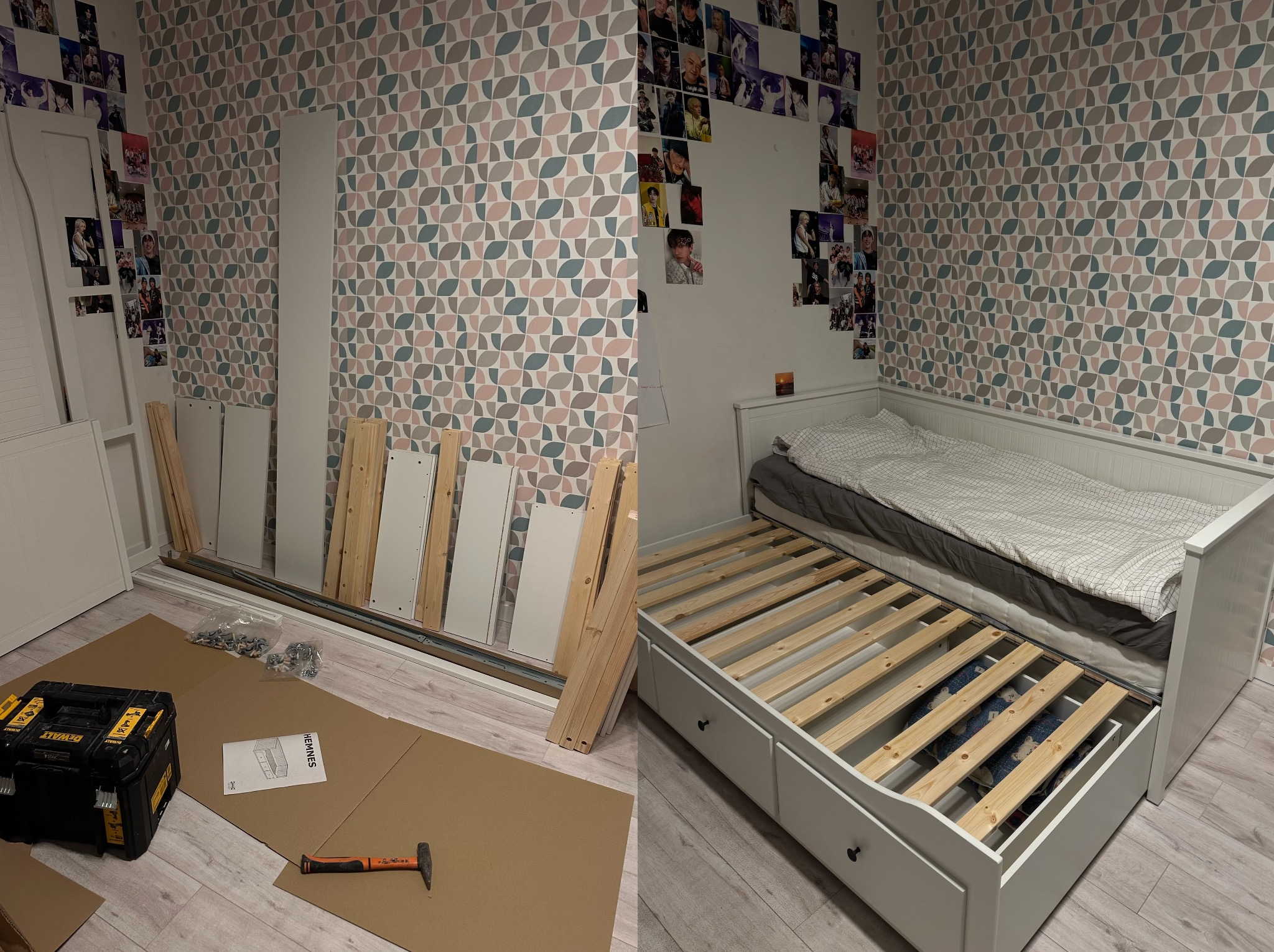 Montaż białego łóżka z szufladami na tle wzorzystej tapety i zdjęć na ścianie. Widoczne narzędzia, instrukcja i elementy łóżka. Etap składania mebla.