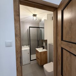 NEXTHOME KOVALEVYCH SPÓŁKA Z OGRANICZONĄ ODPOWIEDZIALNOŚCIĄ - To już w końcu jak zrobiliśmy wszystko skręcamy meble wstawiamy drzwi Glazura kibi przysznic Umywalka