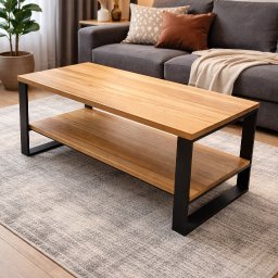 Sklejkovo - Stylowy stolik kawowy z jasnego drewna z czarnymi metalowymi nogami, na tle szarej sofy i dywanu w salonie. Minimalistyczny design, ciepłe oświetlenie.