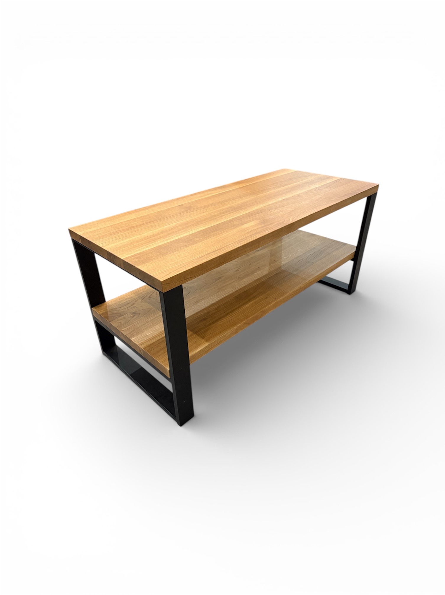 Stolik kawowy z jasnego drewna i czarnych metalowych nóg, minimalistyczny design, widok z góry na białym tle, oświetlenie studyjne.