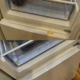 Zdjęcie przed i po czyszczeniu półki w lodówce. Górna część zabrudzona, dolna czysta. Widoczne pojemniki na warzywa z ikonami.