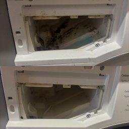 Rodzinny Porządek - Zdjęcie 'przed i po' przedstawia szufladę na detergent w pralce: brudna, z pleśnią i czysta, po umyciu. Widoczne ślady użytkowania na pralce.