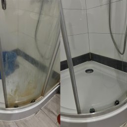 Rodzinny Porządek - Kabina prysznicowa przed i po czyszczeniu: widoczne osady i kamień usunięte, lśniąca powierzchnia. Efekt czyszczenia fug i szkła.
