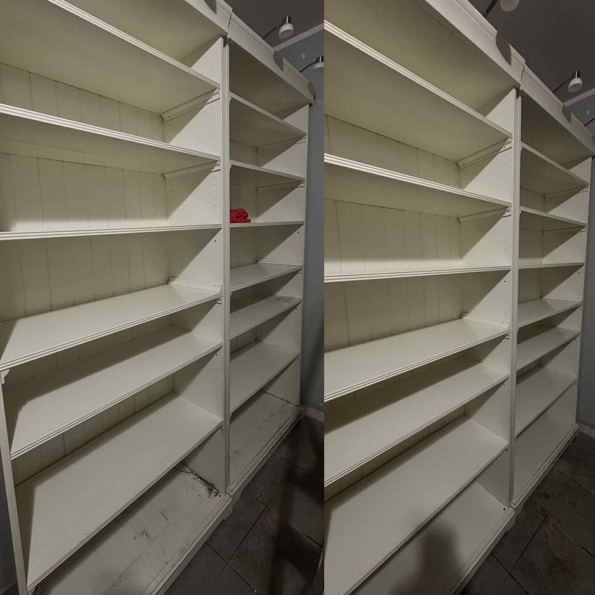 Zdjęcie 'przed i po' przedstawia białe, puste półki regału. Po lewej stronie widoczny bałagan, a po prawej czyste półki. Na jednej półce leży czerwona szmatka.