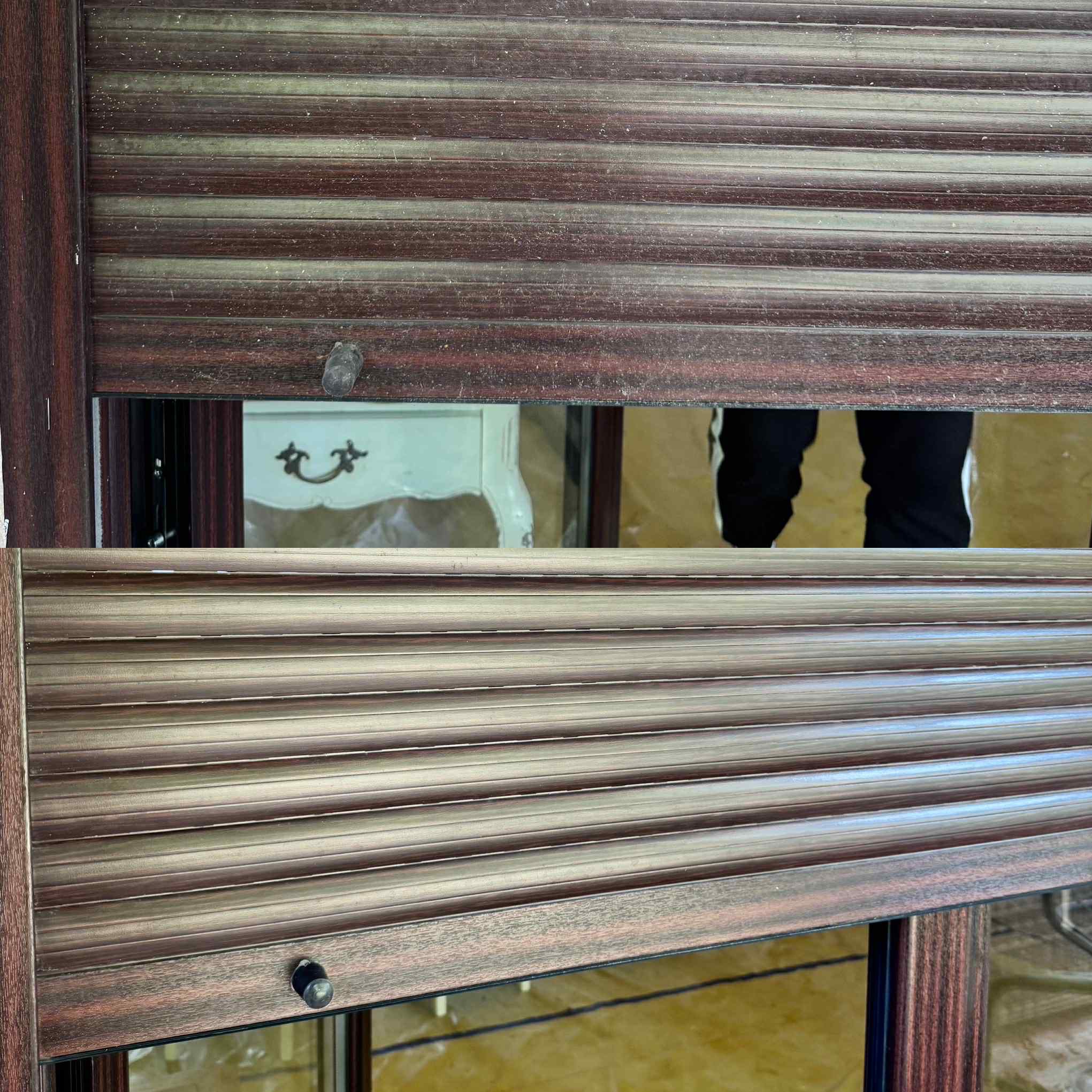 Brudne, brązowe żaluzje okienne z widocznymi smugami kurzu i zabrudzeniami, częściowo zasłaniające widok na wnętrze pokoju.