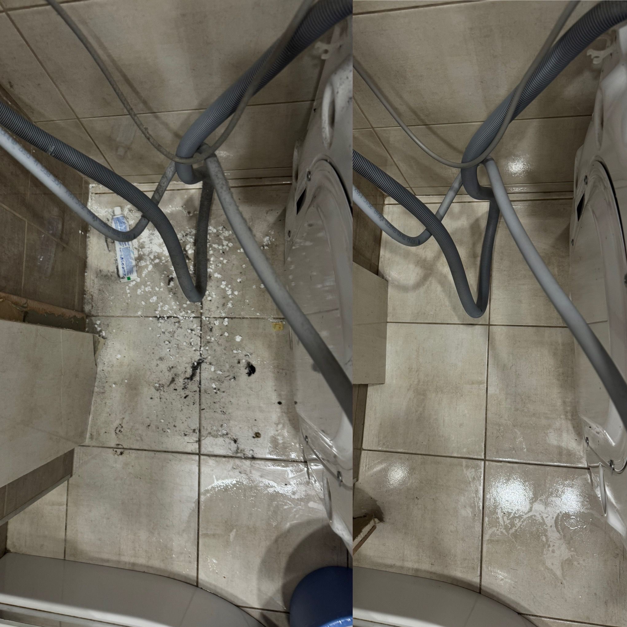 Zanieczyszczona podłoga w łazience po awarii pralki; widoczne resztki proszku, woda i rury odpływowe. Niejednolita kolorystyka płytek podłogowych.