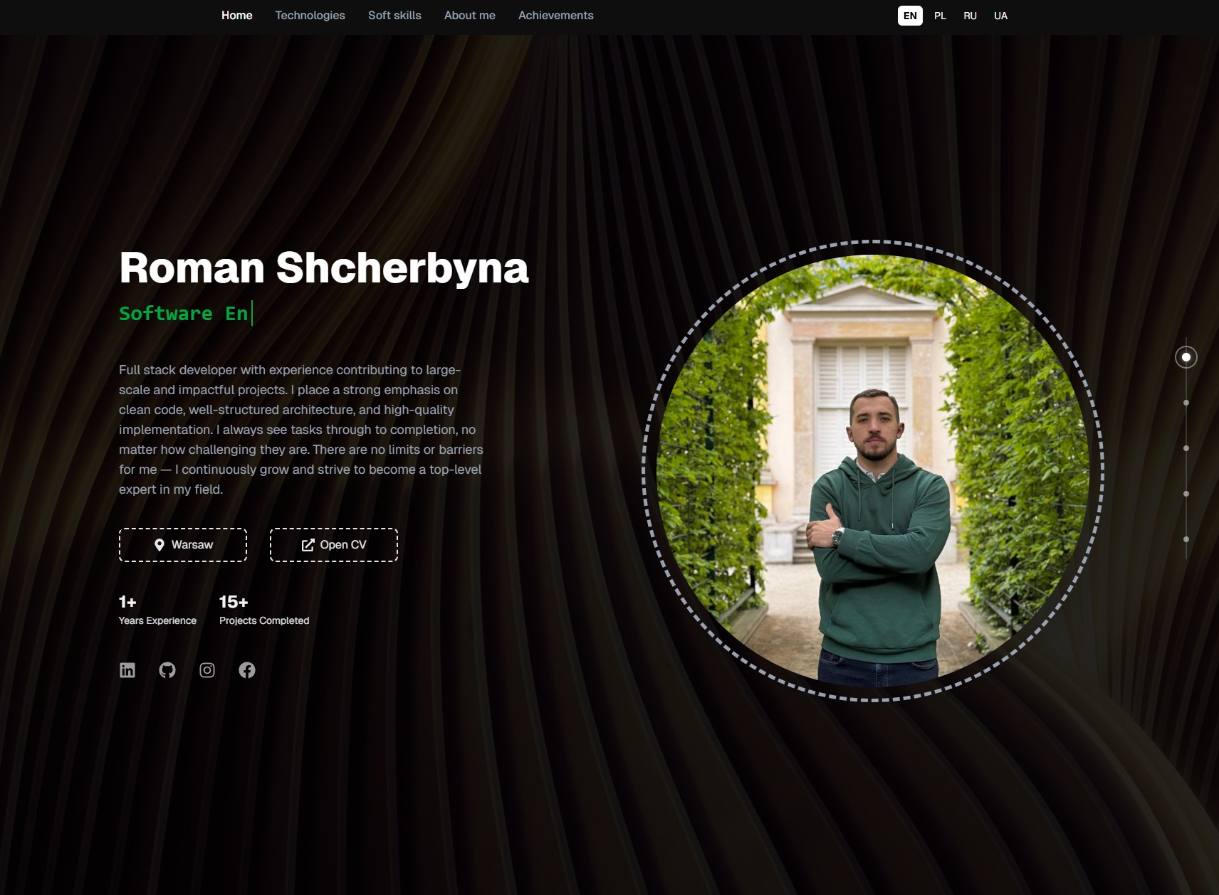 Strona internetowa programisty Romana Shcherbyny. Widoczny portret programisty na tle zieleni, dane kontaktowe i opis doświadczenia zawodowego. Ciemna kolorystyka strony.