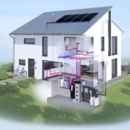 Przekrój 3D domu z wizualizacją instalacji hydraulicznej i paneli słonecznych na dachu. Widoczne rury w kolorach czerwonym i niebieskim, oraz zbiornik na wodę w piwnicy.