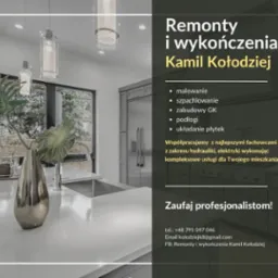 Nowoczesna kuchnia po remoncie: biały blat, srebrna armatura, szare szafki, roślina w wazonie. Widok na okno i oświetlenie sufitowe. Minimalistyczny design.