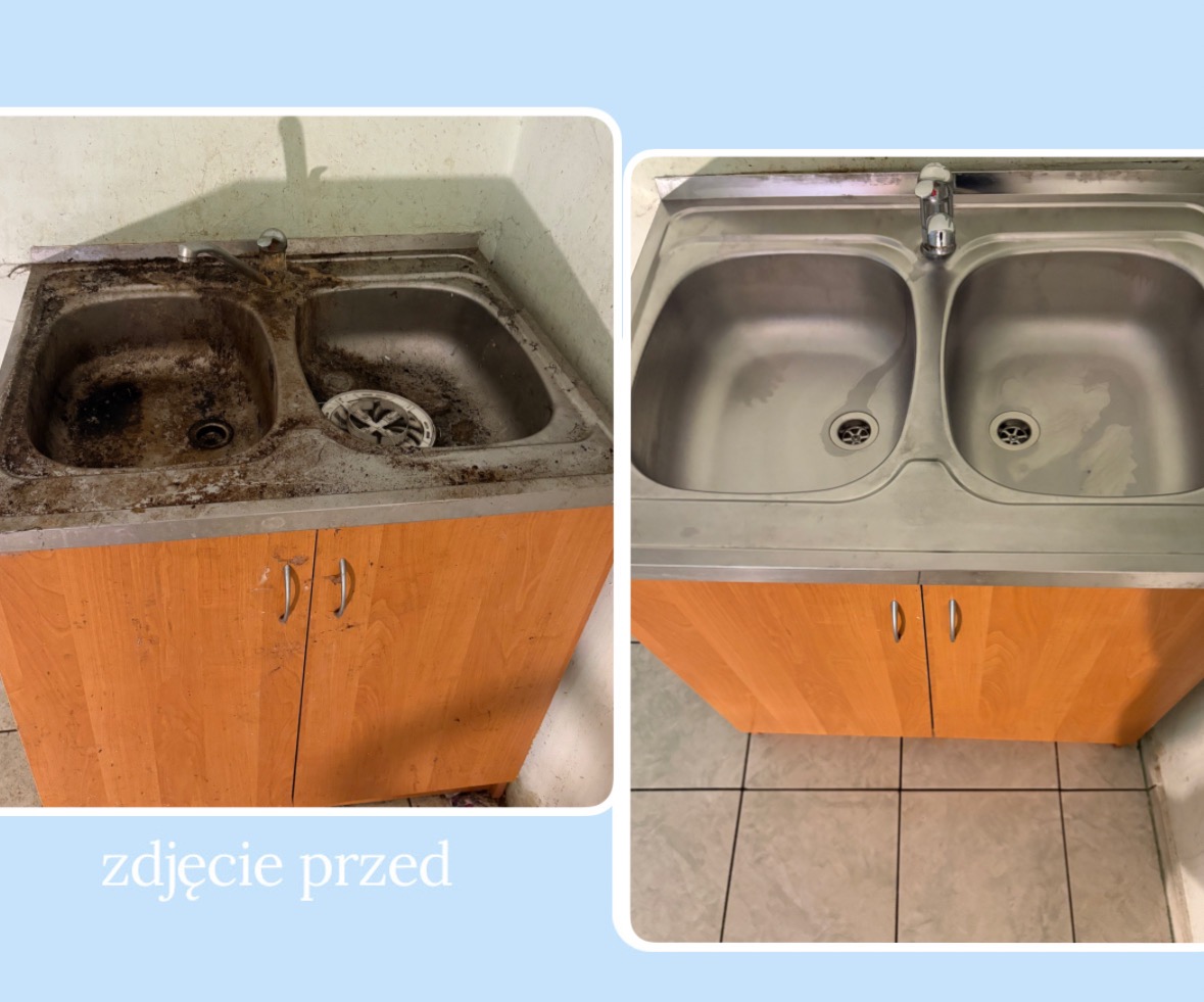 Zlewozmywak dwukomorowy: widok przed i po czyszczeniu. Po lewej - silne zabrudzenia, po prawej - lśniąca powierzchnia. Jasne szafki pod zlewem.