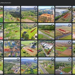 Zdjęcia i Filmy Nieruchomości - Hubert Szyburski - Zestaw kadrów z drona prezentujących działki na sprzedaż, z obrysami granic i informacją o powierzchni w m2, ulice i otoczenie w słoneczny dzień.