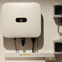 Instalacja fotowoltaiczna z falownikiem hybrydowym