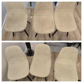 Trzy krzesła tapicerowane przed i po czyszczeniu. Na górze widoczne plamy i zabrudzenia, na dole krzesła czyste, w jasnym beżowym kolorze, stoją na podłodze z paneli.