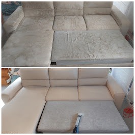 Zdjęcie 'przed i po' prania rozłożystej, jasnej kanapy z wysuwanym siedziskiem. Na dolnym ujęciu widoczny fragment odkurzacza piorącego.