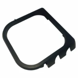 Czarna, matowa ramka z tworzywa sztucznego, wydrukowana w 3D, z charakterystycznymi schodkowymi wycięciami na jednej krawędzi, leżąca na białym tle.