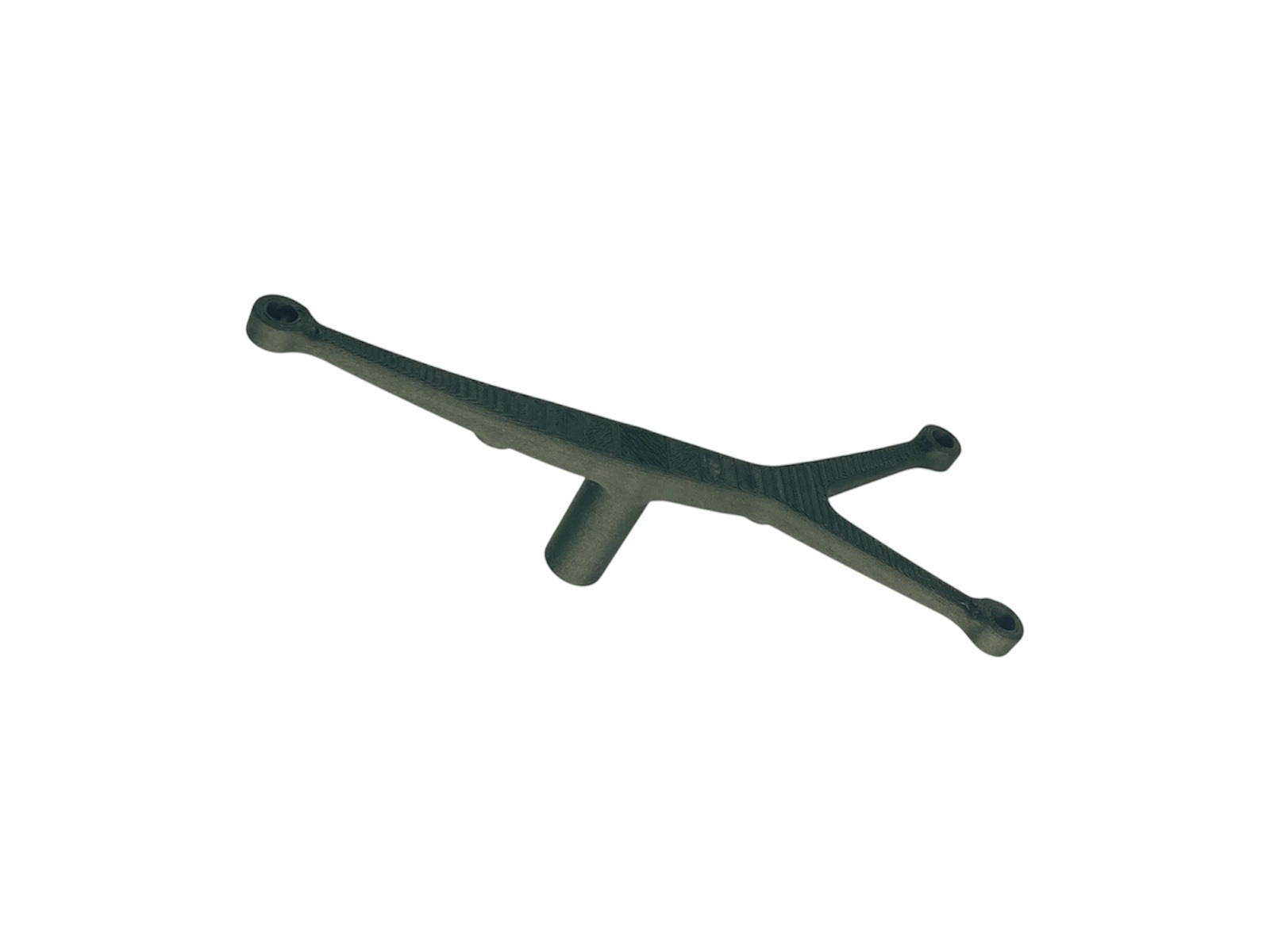 Precyzyjnie wykonany, szary element konstrukcyjny z trzema ramionami i otworami, wytworzony metodą druku 3D na białym tle. Widoczne delikatne warstwy druku.