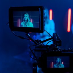 Tworzymy produkcje reklamowe w Warszawie, Piasecznie i okolicach – od pomysłu i scenariusza, przez nagrania, po montaż i publikację. Realizujemy spoty TV, filmy produktowe i promocyjne. Nasze reklamy zwiększają rozpoznawalność marki i wspierają sprzedaż.