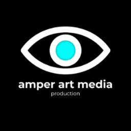 Graficzne logo 'amper art media production' na czarnym tle. Biały symbol oka z turkusową źrenicą. Minimalistyczny design, nowoczesna identyfikacja wizualna.