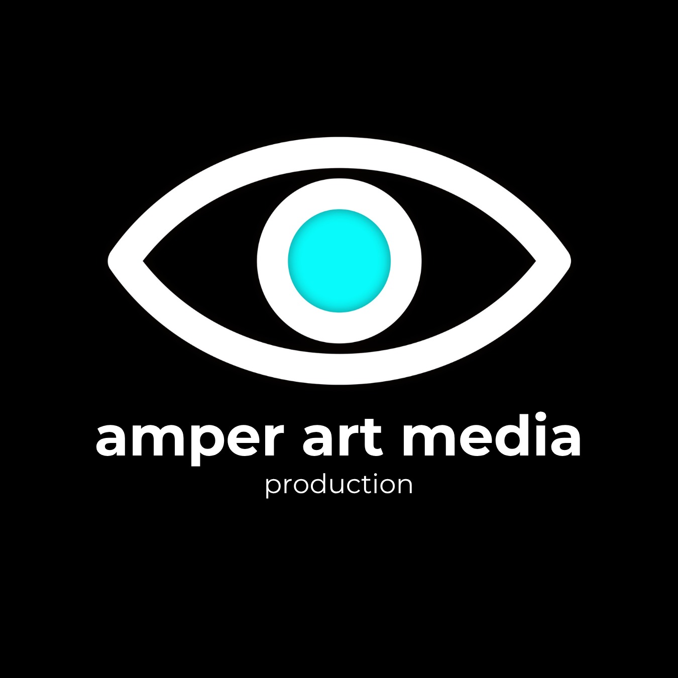 Graficzne logo 'amper art media production' na czarnym tle. Biały symbol oka z turkusową źrenicą. Minimalistyczny design, nowoczesna identyfikacja wizualna.