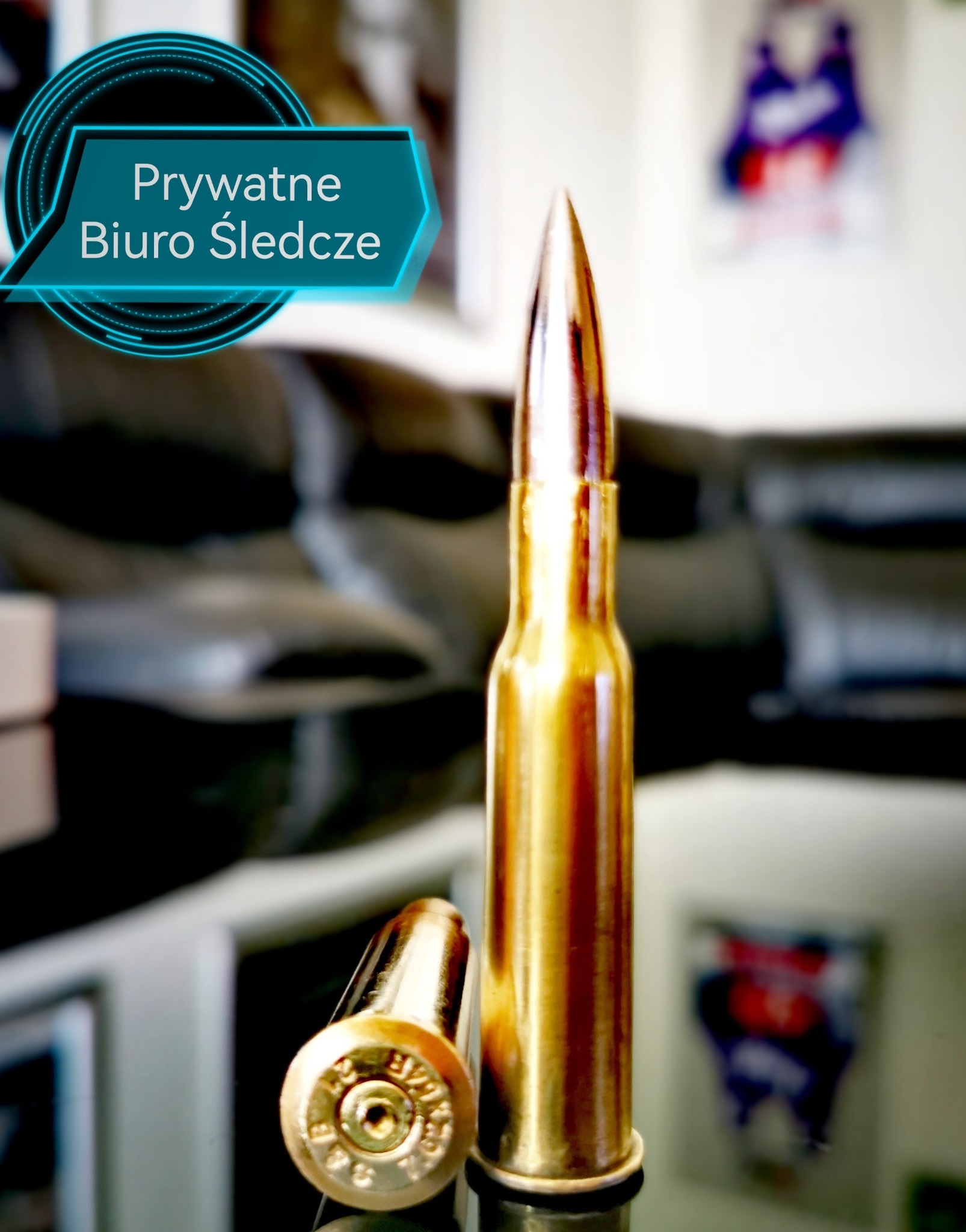 Dwie łuski nabojów na błyszczącej powierzchni, w tle logo 'Prywatne Biuro Śledcze' i rozmyte tło wnętrza.  Detektywistyczny klimat.