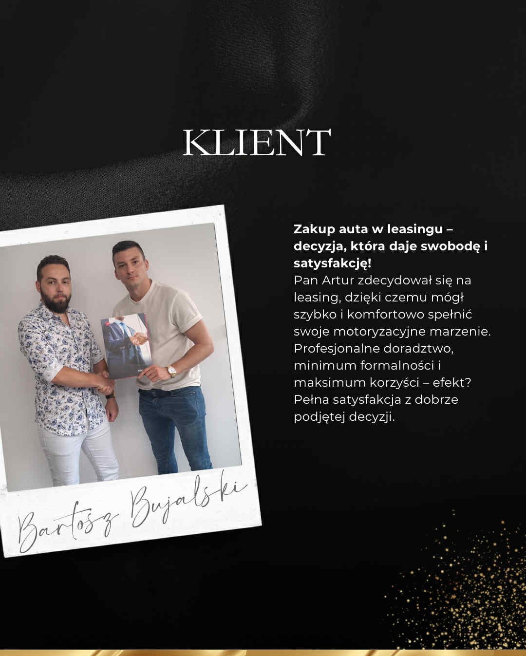 Klient zadowolony z leasingu auta, pozujący z doradcą. Fotografia w stylu polaroid z tekstem 'Bartosz Bujalski'.