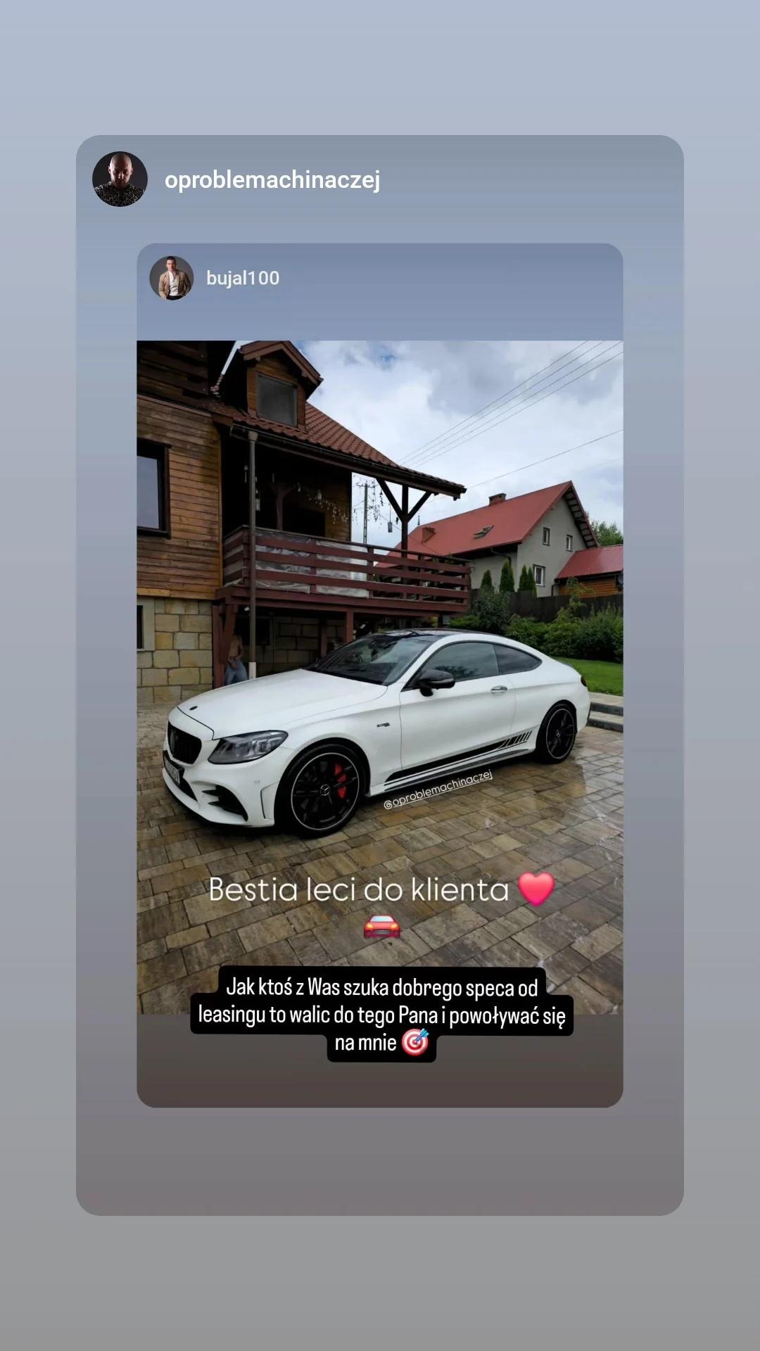 Białe sportowe coupe Mercedes-Benz z czarnymi felgami i czerwonymi zaciskami hamulcowymi na tle brukowanego podjazdu i domu. Tekst: 'Bestia leci do klienta'.