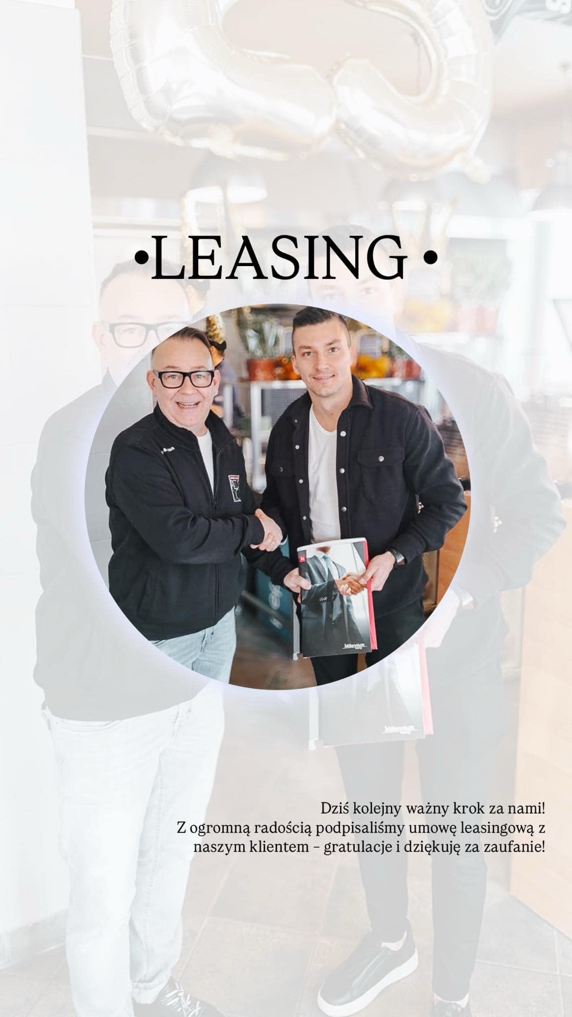 Uścisk dłoni dwóch mężczyzn po podpisaniu umowy leasingowej, z balonami w tle. Jeden z nich trzyma folder z logotypem firmy.