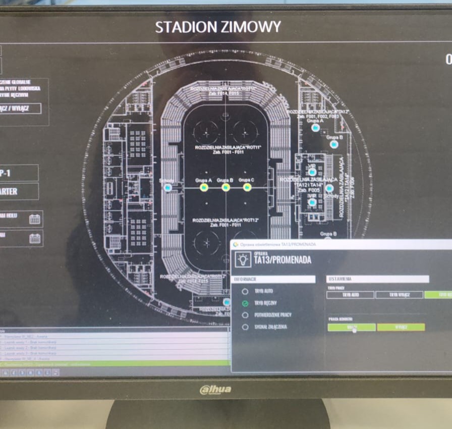 Monitor z planem oświetlenia stadionu zimowego, widoczne opcje sterowania oświetleniem TA13/PROMENADA, tryb auto i ręczny. Dbałość o energooszczędność.