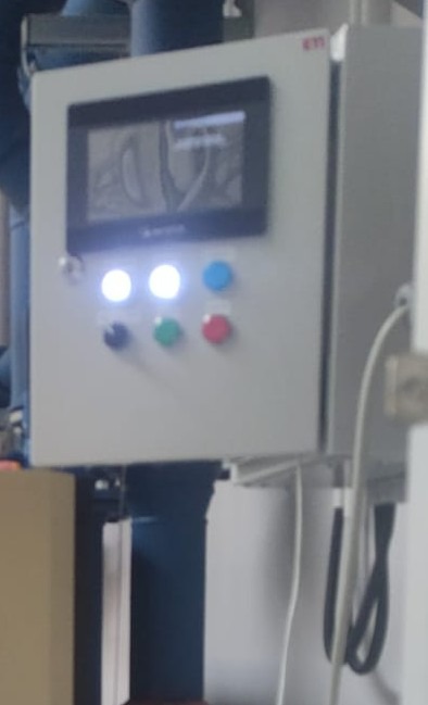 Panel sterowania inteligentnego domu z ekranem dotykowym, przyciskami i diodami LED. Widoczne przewody.