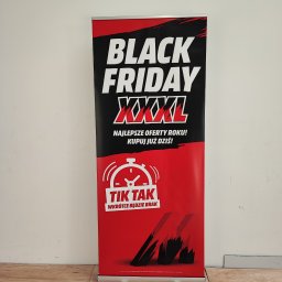 BAD BOYS AGENCY SPÓŁKA Z OGRANICZONĄ ODPOWIEDZIALNOŚCIĄ - Roll-up reklamowy z napisem 'Black Friday XXXL', hasłem 'Najlepsze oferty roku! Kupuj już dziś!' i grafiką zegara z napisem 'Tik Tak. Wkrótce będzie brak'.