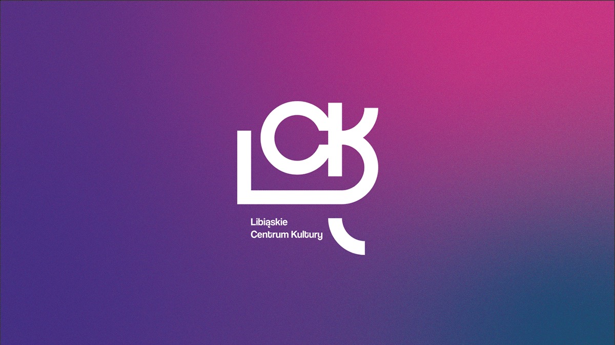 Białe, stylizowane logo 'LCK' (Libiąskie Centrum Kultury) na fioletowo-różowym, rozmytym tle. Minimalistyczny design, nowoczesny font.