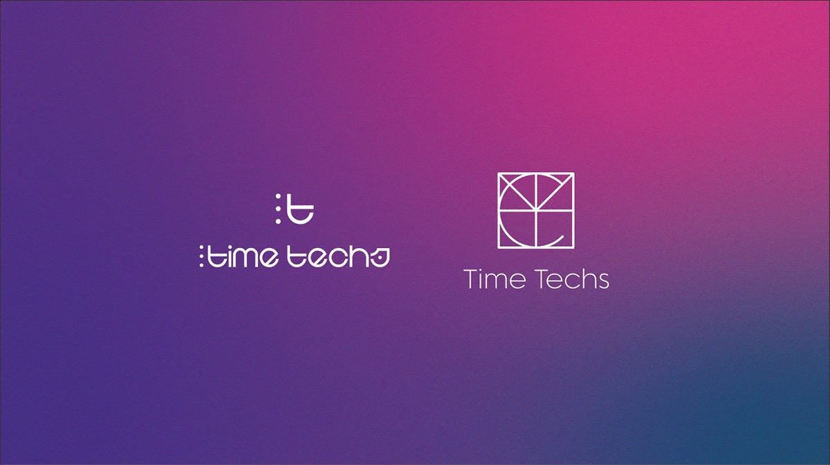Dwa warianty logo 'Time Techs' na fioletowo-różowym tle. Po lewej logo z dwukropkiem i literą 't', po prawej kwadrat z liniami i napisem. Nowoczesny design.