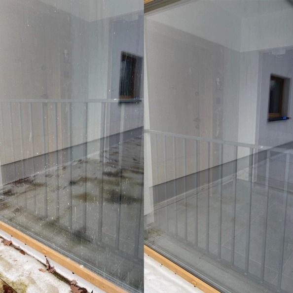 Okno balkonowe: po lewej brudne, po prawej czyste. Widoczne ślady po myciu, balkon z szarą podłogą i barierką. Efekt czyszczenia.