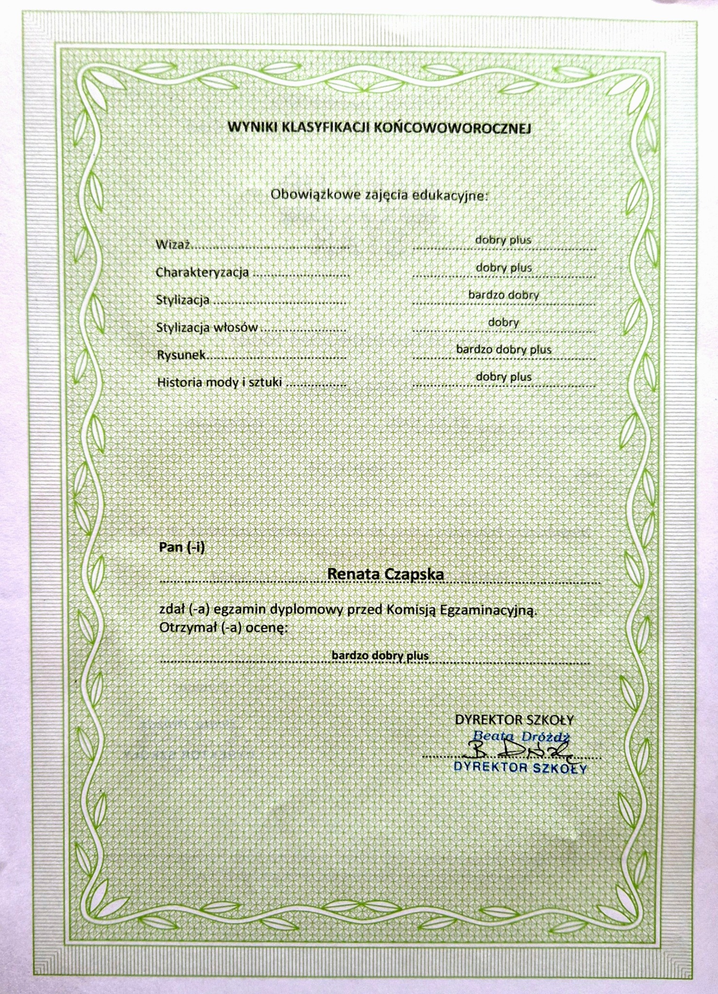 Świadectwo ukończenia kursu wizażu i stylizacji w Warszawie. Dokument z ocenami z charakteryzacji, stylizacji włosów i historii mody.