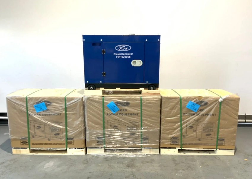 Niebieski agregat prądotwórczy Ford FDT10200SE na palecie, otoczony trzema zapakowanymi w folię kartonami z nadrukiem Ford Power Equipment.