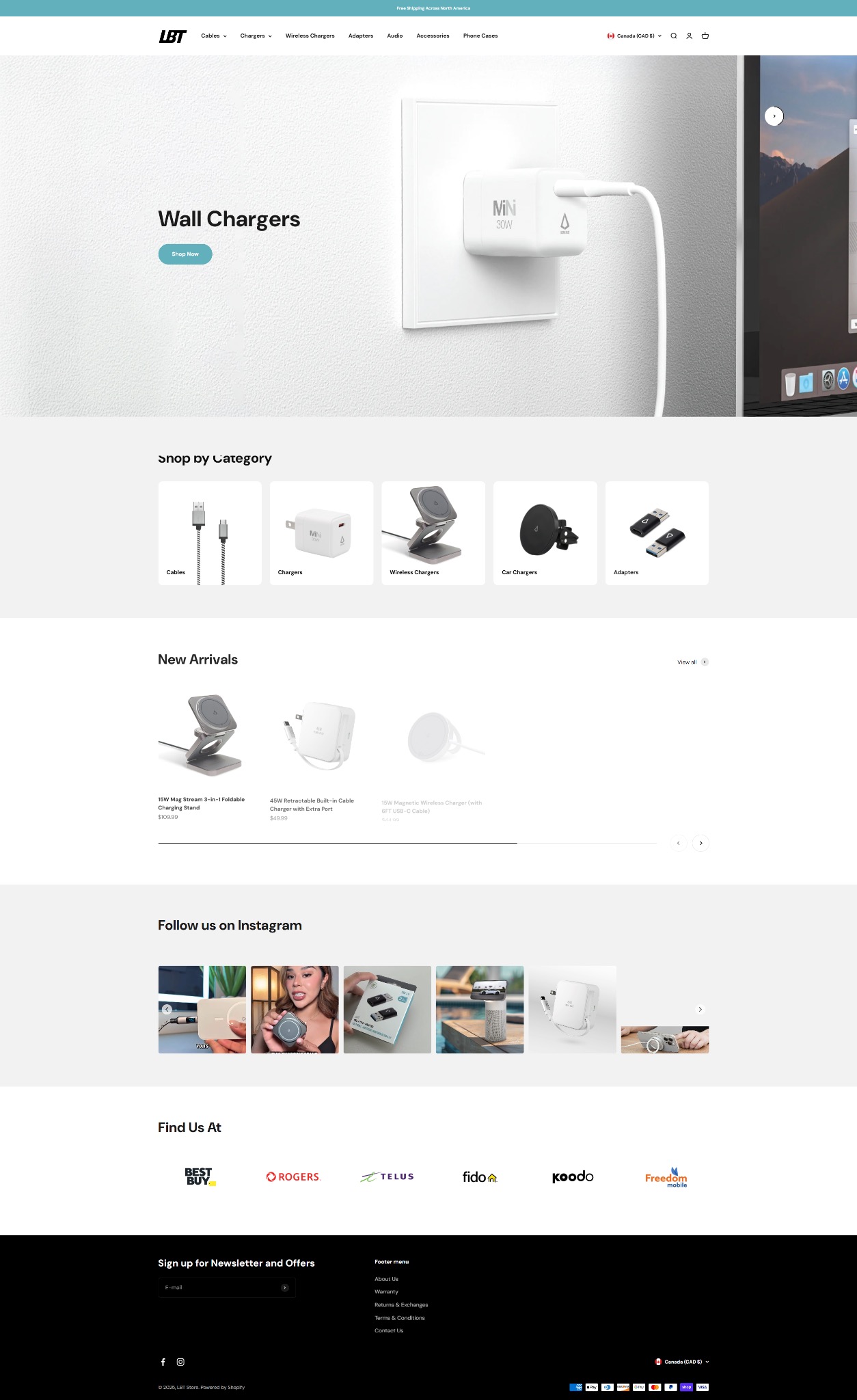 Strona internetowa z ofertą ładowarek sieciowych. Minimalistyczny design, białe tło, ładowarka w gniazdku, widoczny ekran laptopa.  Promocja na ładowarki ścienne.