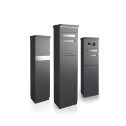 Cobblestone sp.z.o.o. - Nowoczesne, grafitowe słupki z domofonem i skrzynką na listy, w trzech wariantach wykończenia, na białym tle. Minimalistyczny design.