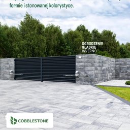 Cobblestone sp.z.o.o. - Nowoczesna brama wjazdowa INVERNO z szarymi przęsłami, automatyką i kamienną podmurówką, otoczona zielenią. Eleganckie połączenie minimalizmu i funkcjonalności.